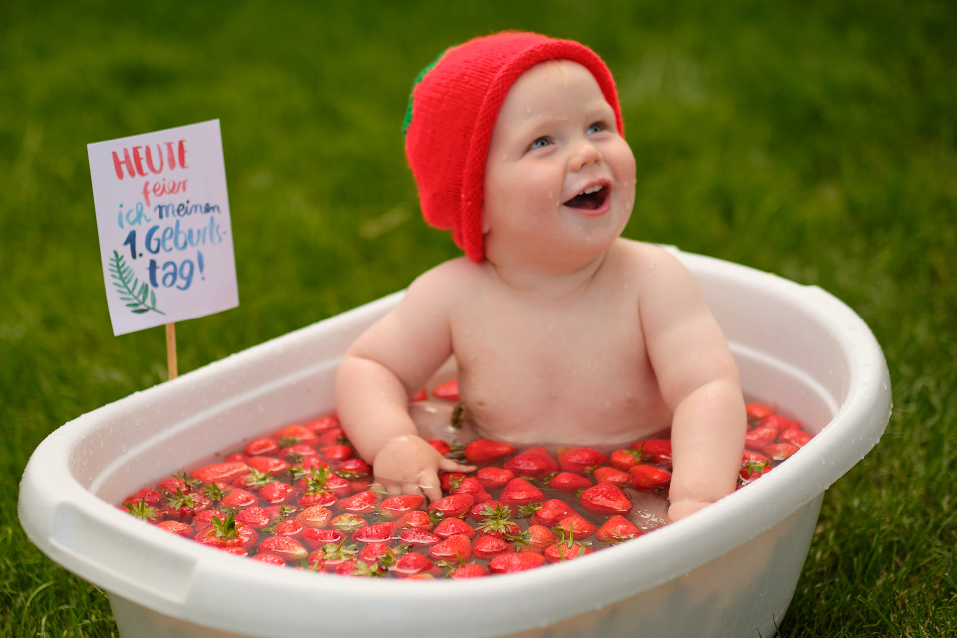 kind-in-erdbeeren-badend